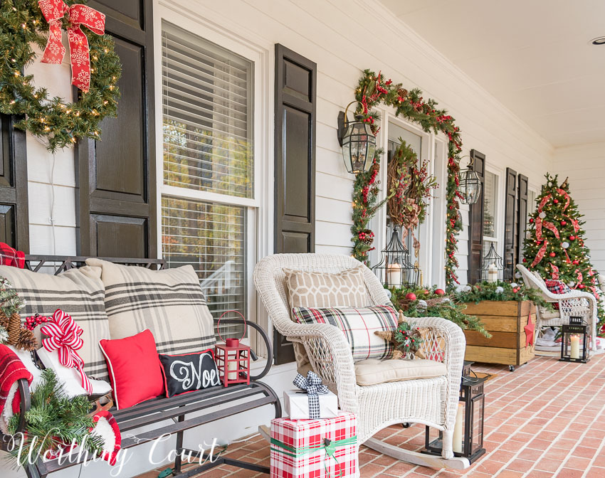 16 Outdoor Farmhouse Christmas Decorations - Style Motivation