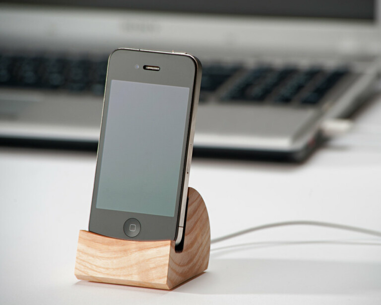 15 Creative Handmade iPhone and iPad Stands