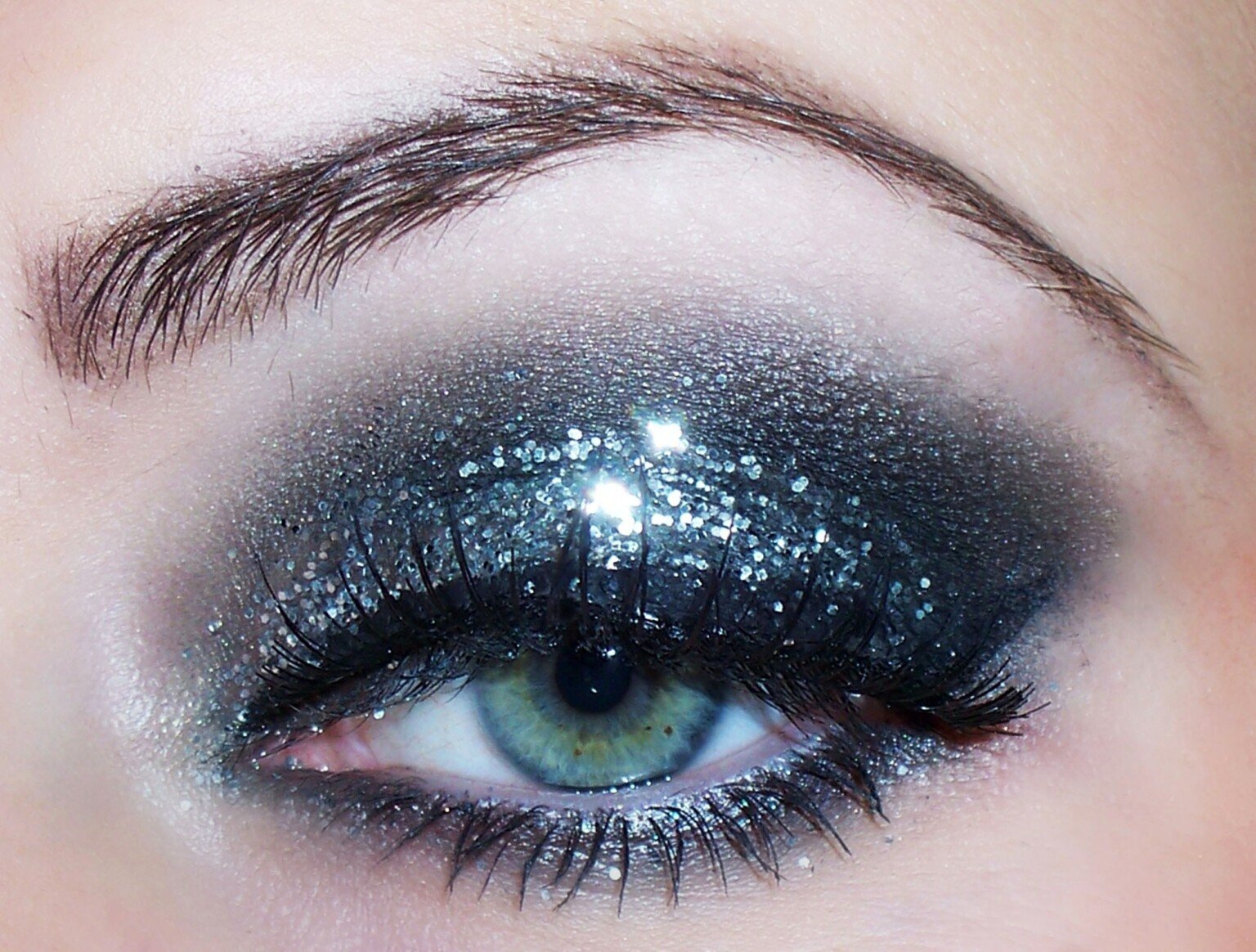 19 Glamorous Makeup Ideas and Tutorials for New Year's Eve