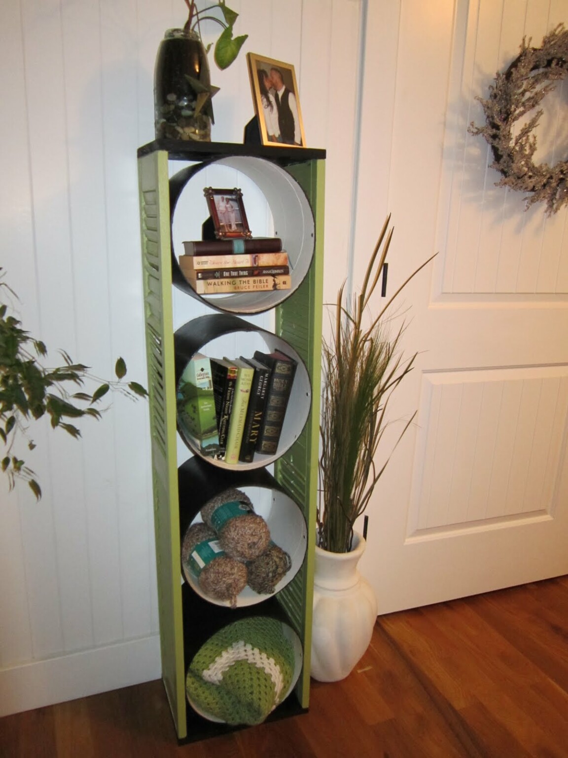 18 Interesting and Useful DIY Shelves for Your Home