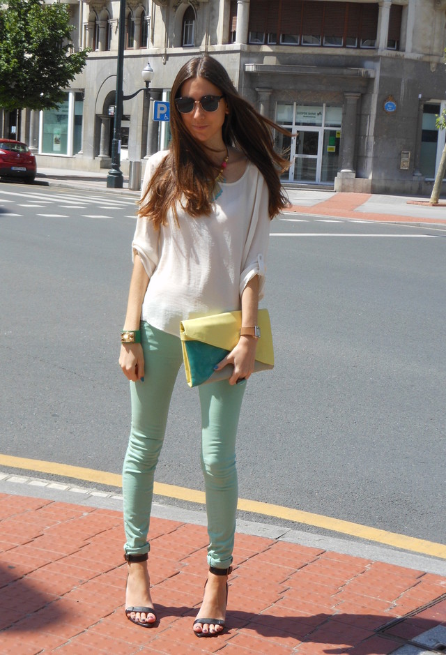 21 Stylish Outfit Ideas with Colored Jeans