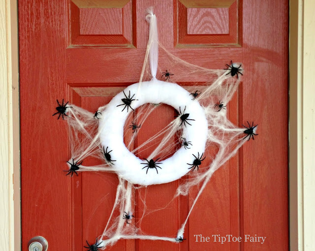 20 Creative DIY Halloween Wreath Ideas - Halloween wreath, diy wreath, diy Halloween wreath, diy Halloween decorations, diy Halloween