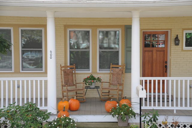 18 Pretty Front Porch Decorating Ideas for Fall - porch decor, fall porch decor, fall decor