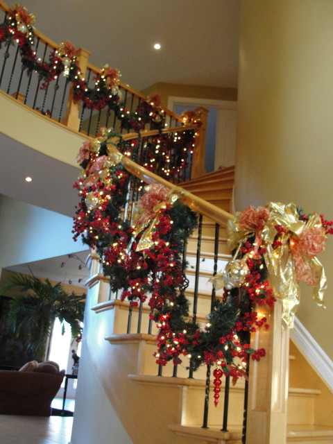 21 Ideas for Christmas Staircase Decorations