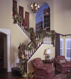 21 Ideas for Christmas Staircase Decorations