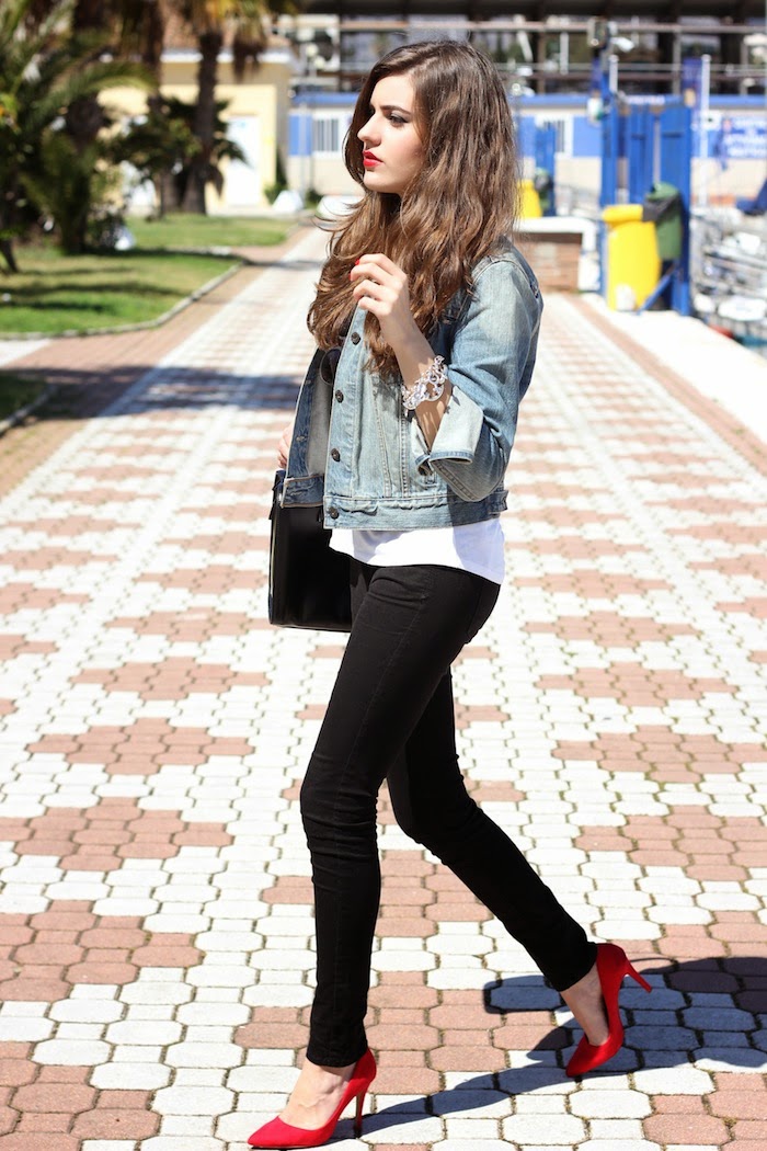 20 Outfit Ideas + Tips On How To Wear Denim Jacket