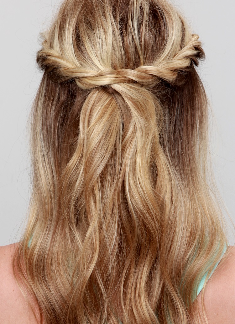 15 Perfect Hairstyles for Rainy Days