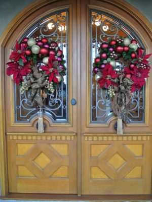 18 Festive Christmas Front Door Decorating Ideas