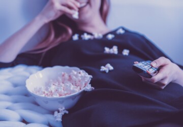How to Host the Best Movie Night Everyone Will Remember - tv, tips, television, snacks, party, netflix, movies, movie night, home cinema, guide, friends, food, film, cinema