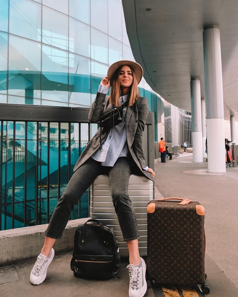 Comfortable Yet Stylish Outfits to Wear While Traveling - Style Motivation