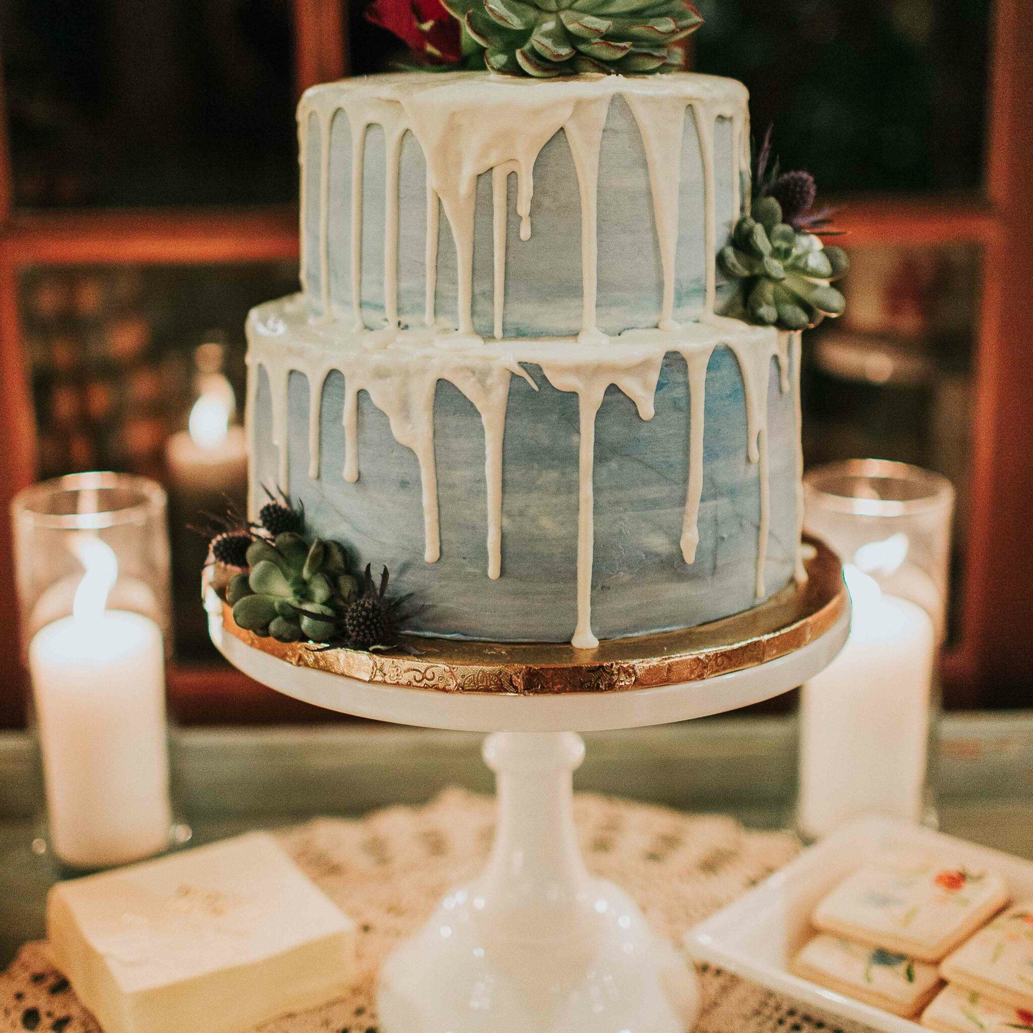 15 Stunning Drip Wedding Cakes