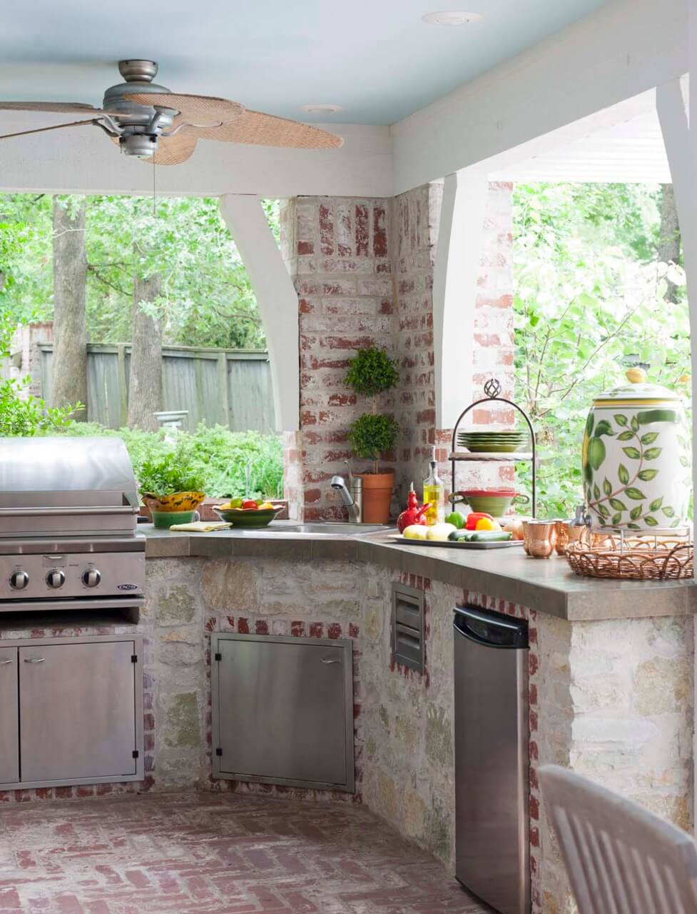 Rustic Outdoor Kitchen Design with Grill and Dishwasher