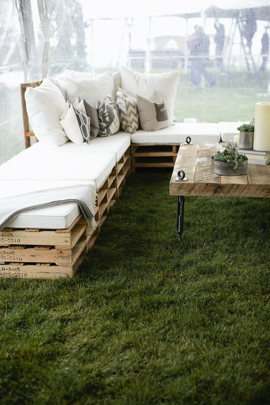 Outdoor Pallet Furniture Ideas with Plush Pillows