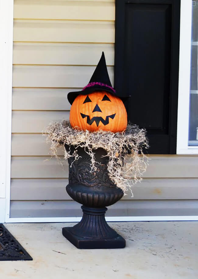 A Simple Halloween Statement | Scary DIY Halloween Porch Decoration Ideas | vintage halloween porch