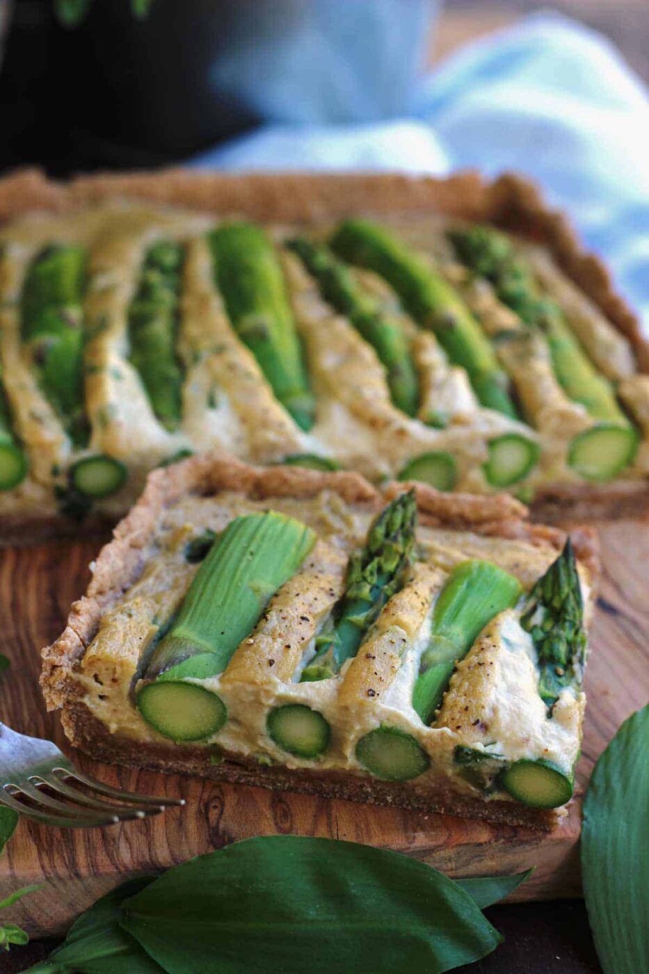 Vegan asparagus quiche + 15 Farmers market recipes to make in April! Delicious, vegetarian, (mostly) healthy spring recipes made with fresh, seasonal produce from your local farmers market or CSA bin. Eat local! // Rhubarbarians