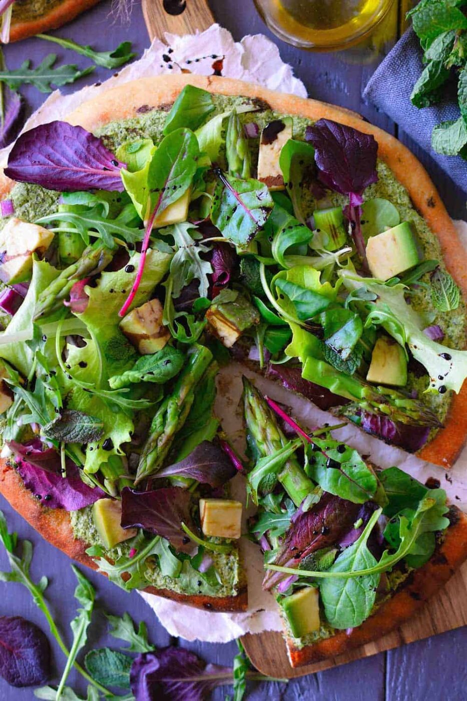 Green pizza with herbed vegan cashew cheese + 15 Farmers market recipes to make in April! Delicious, vegetarian, (mostly) healthy spring recipes made with fresh, seasonal produce from your local farmers market or CSA bin. Eat local! // Rhubarbarians