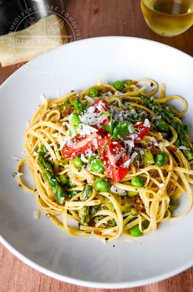 Linguine primavera + 15 Farmers market recipes to make in April! Delicious, vegetarian, (mostly) healthy spring recipes made with fresh, seasonal produce from your local farmers market or CSA bin. Eat local! // Rhubarbarians