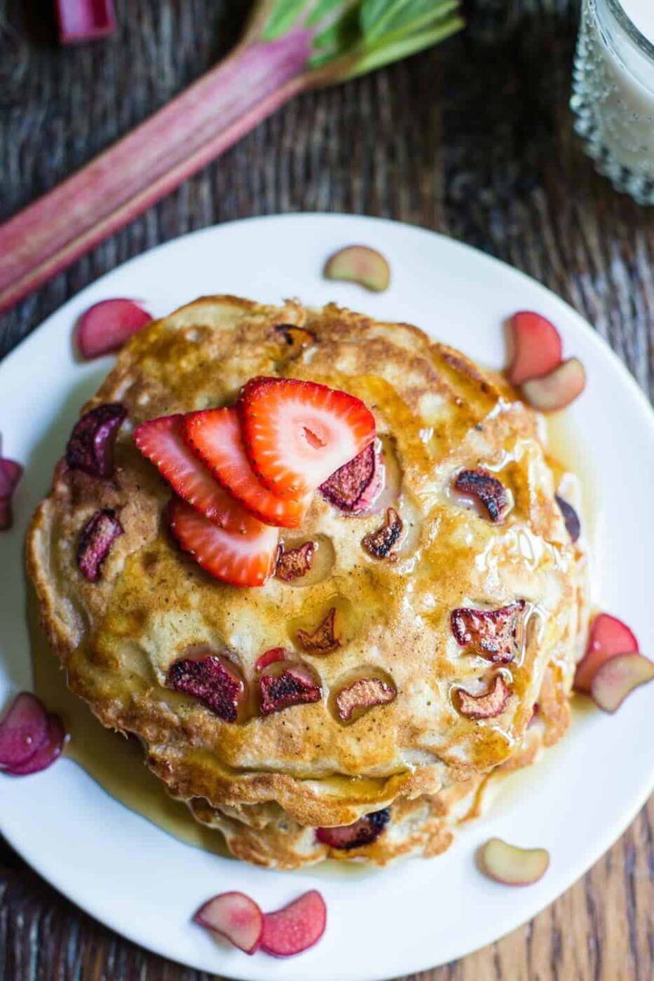 Vegan rhubarb pancakes + 15 Farmers market recipes to make in April! Delicious, vegetarian, (mostly) healthy spring recipes made with fresh, seasonal produce from your local farmers market or CSA bin. Eat local! // Rhubarbarians