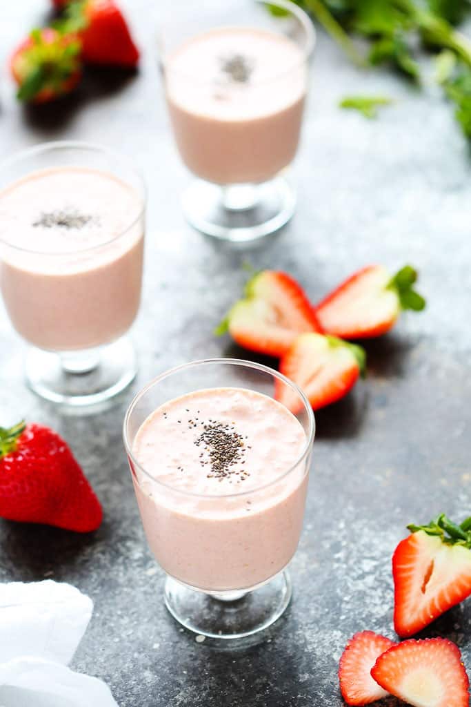 Healthy strawberry shortcake smoothie + 15 Farmers market recipes to make in April! Delicious, vegetarian, (mostly) healthy spring recipes made with fresh, seasonal produce from your local farmers market or CSA bin. Eat local! // Rhubarbarians