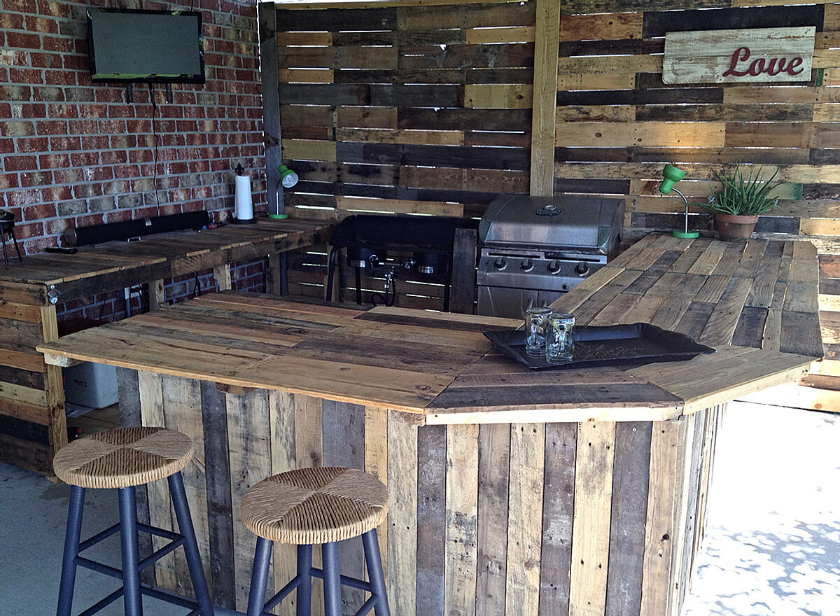 DIY Reclaimed Wood Outdoor Bar