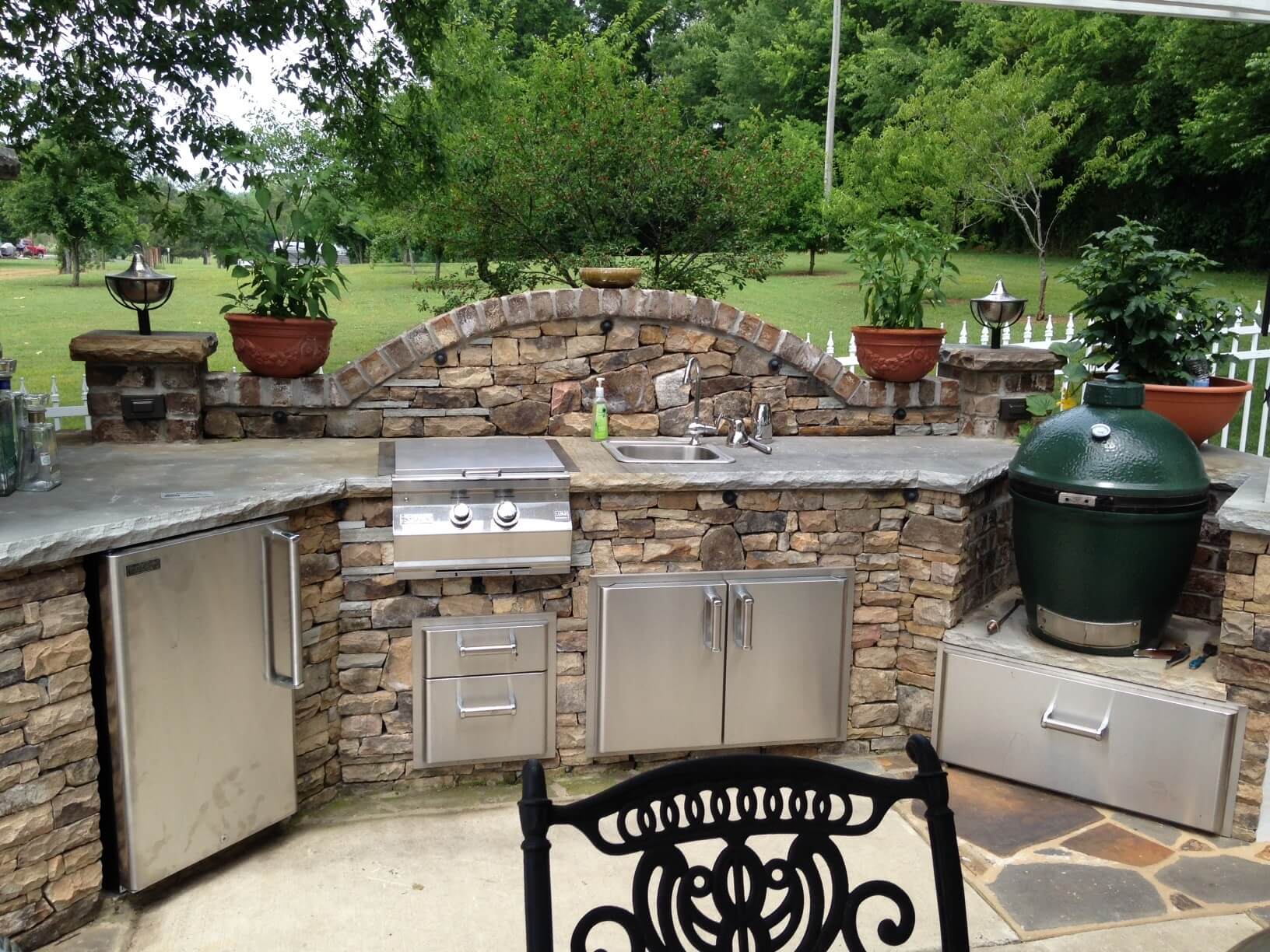 Slate and Stone Outdoor Kitchen Décor