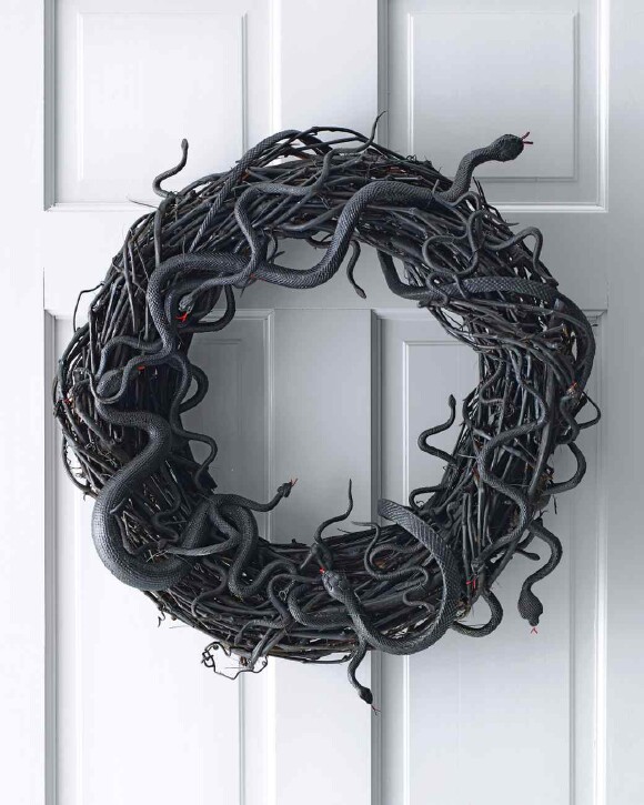 25. Snake Wreath