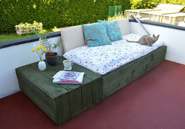30+ Creative Pallet Furniture DIY Ideas and Projects --> Pallet Project: Patio Day Bed