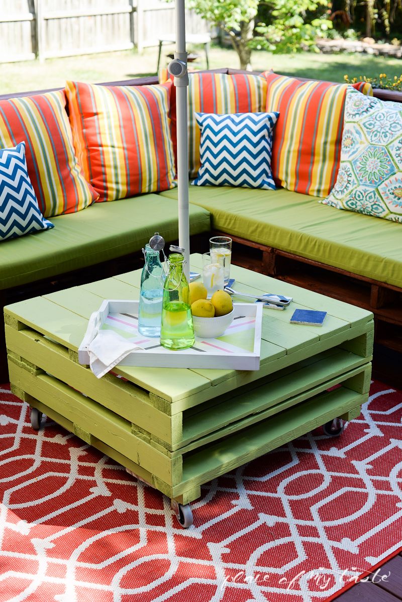 30+ Creative Pallet Furniture DIY Ideas and Projects --> DIY Pallet Furniture