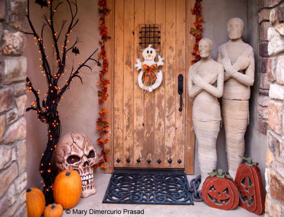 A Spooky Welcome | Scary DIY Halloween Porch Decoration Ideas | vintage halloween porch