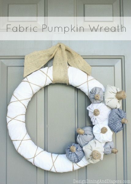 30 Spooky Halloween Wreaths - Lots of inspiration for your perfect Halloween Wreath!! { lilluna.com }