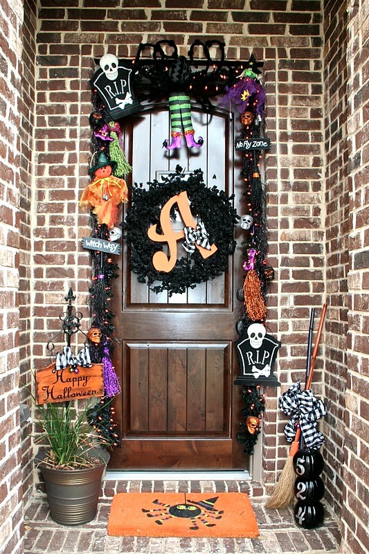 A Garland of Critters | Scary DIY Halloween Porch Decoration Ideas | vintage halloween porch
