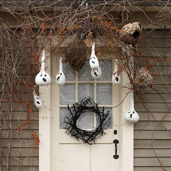 The Advantages of Nature’s Beauty | Scary DIY Halloween Porch Decoration Ideas | vintage halloween porch