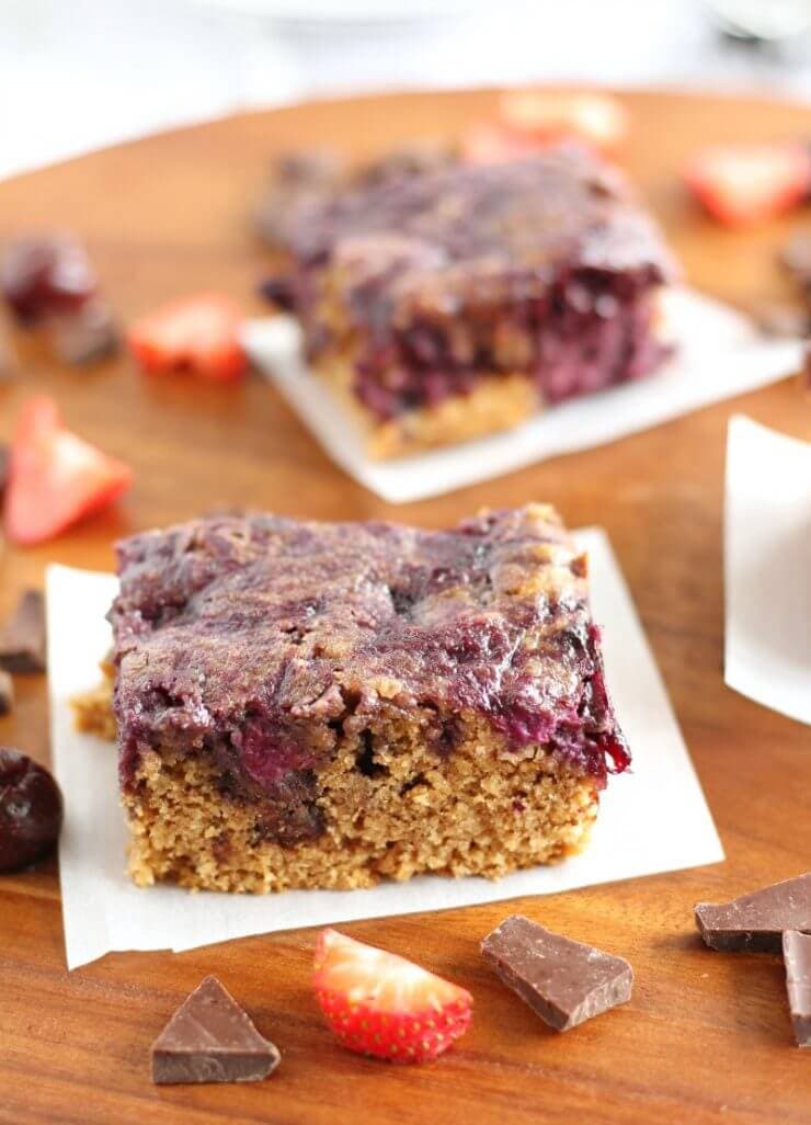 Almond Butter Berry Breakfast Bars + 50 Delicious Berry Recipes... refreshingly sweet treats that you can enjoy all summer long!