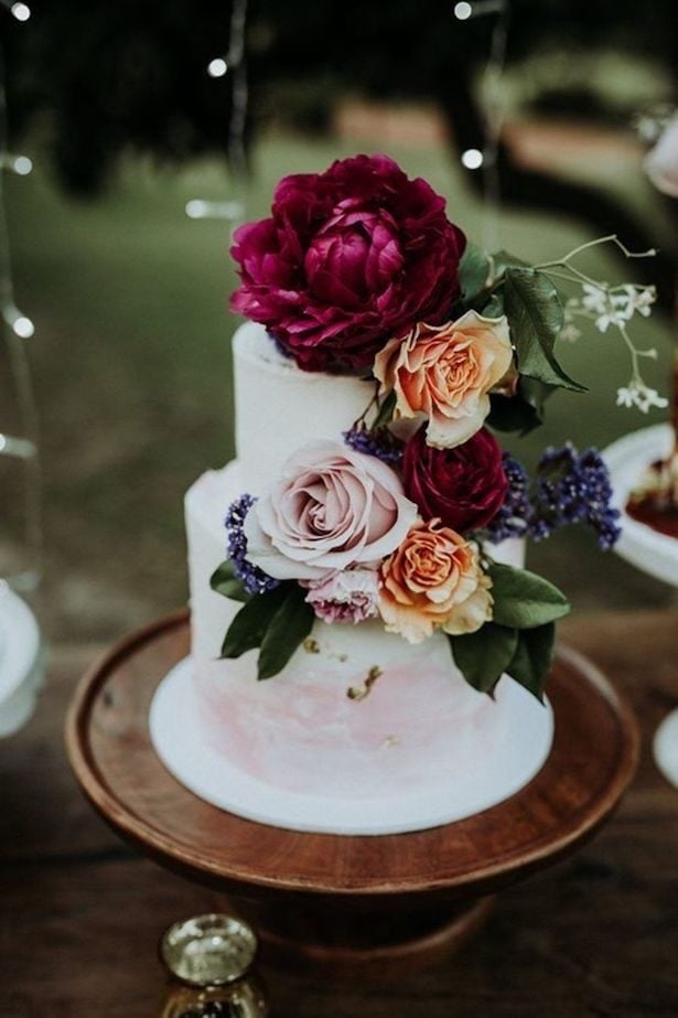 Burgundy Wedding Cake - Photography: Black Bird Tale