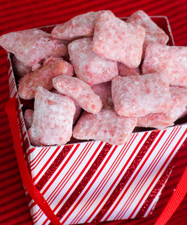 Candy cane peppermint puppy chow | 25+ peppermint recipes