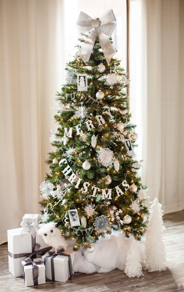 Christmas Tree with Christmas Garland
