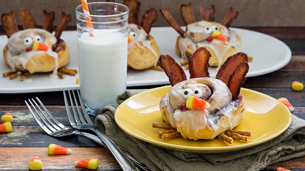 Cinnamon roll turkeys | 25+ Thanksgiving treats