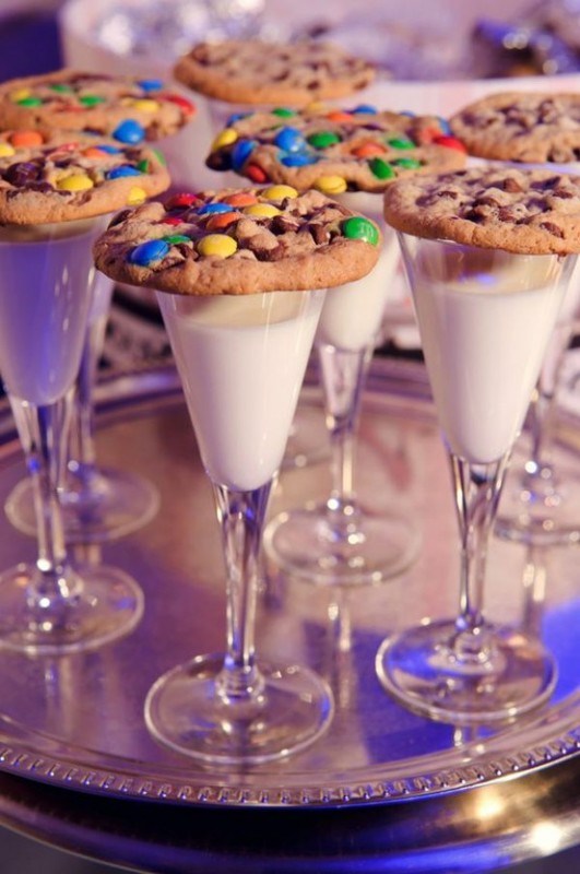 Cookies and milk New Years family tradition | 25+ NYE party ideas