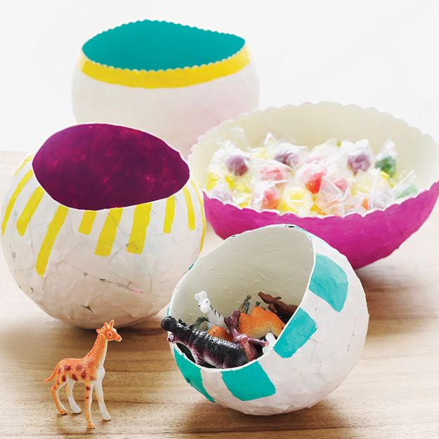 Creative Paper Mache Crafts - Craft DIY Papier Mache Balloon Bowl - Easy DIY Ideas for Making Paper Mache Projects - Cool Newspaper and Paper Bag Craft Tips - Recipe for for How To Make Homemade Paper Mashe paste - Halloween Masks and Costume Tutorials - Sculpture, Animals and Ideas for Kids http://diyprojectsforteens.com/paper-mache-crafts