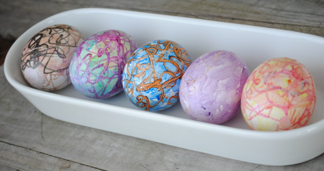 Creating Colorful Easter Eggs with Melted Crayons| 25+ ways to decorate Easter Eggs