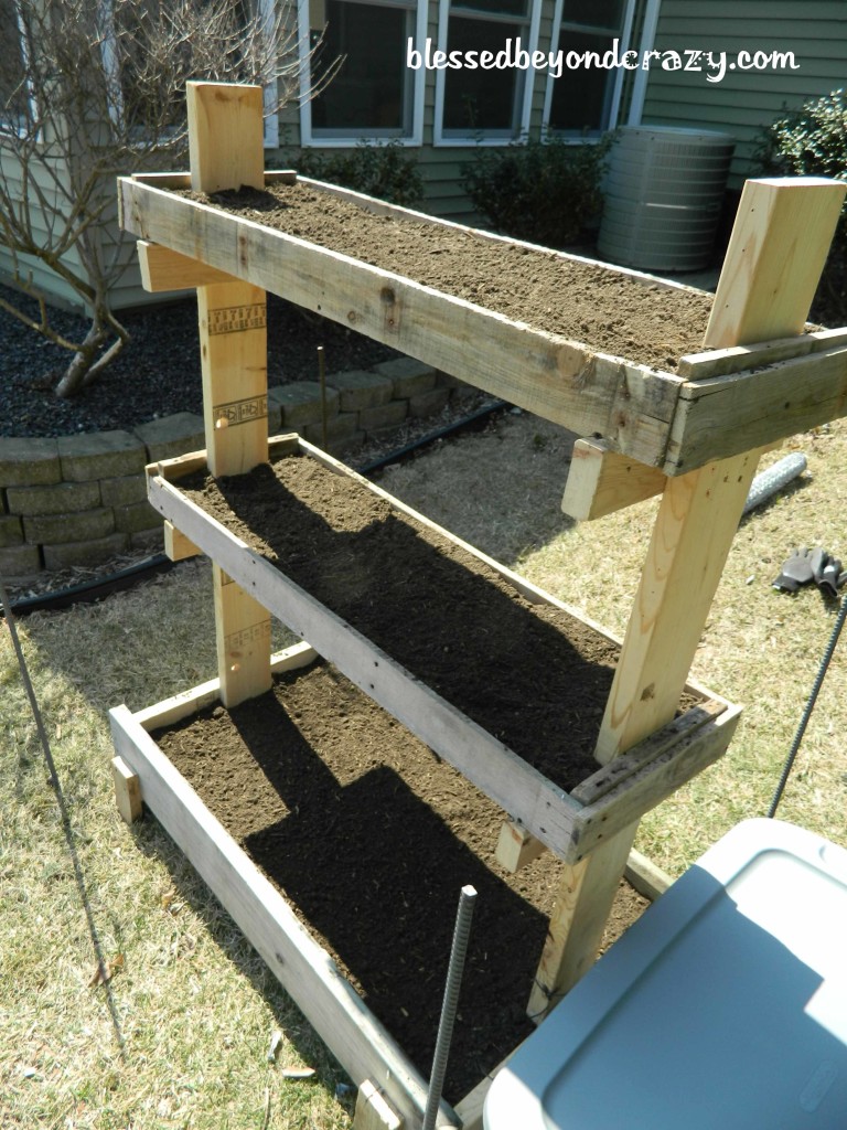 DIY Gardening Box | 25+ garden pallet projects