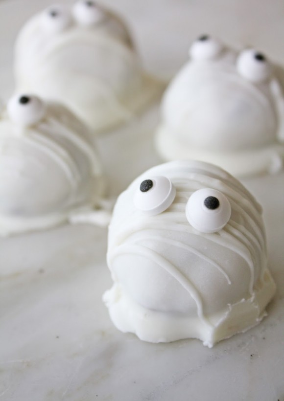 Halloween Cookie Dough Mummies | 25+ Halloween Party Food Ideas