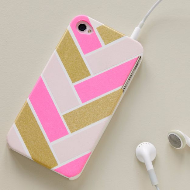 DIY School Supplies - Herringbone Cell Phone Cover - Easy Crafts and Do It Yourself Ideas for Back To School - Pencils, Notebooks, Backpacks and Fun Gear for Going Back To Class - Creative DIY Projects for Cheap School Supplies - Cute Crafts for Teens and Kids http://diyprojectsforteens.com/diy-back-to-school-supplies