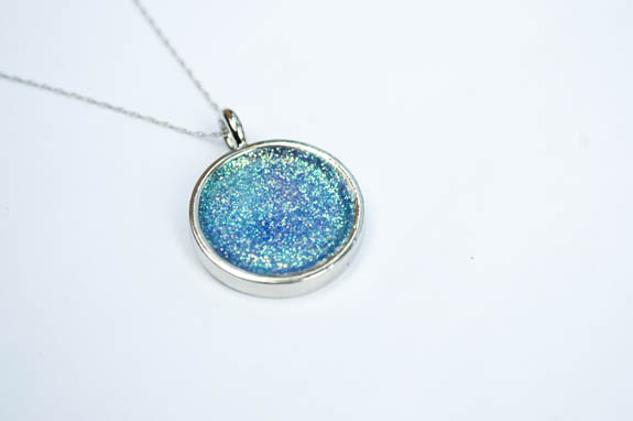 Easy Glitter Necklace