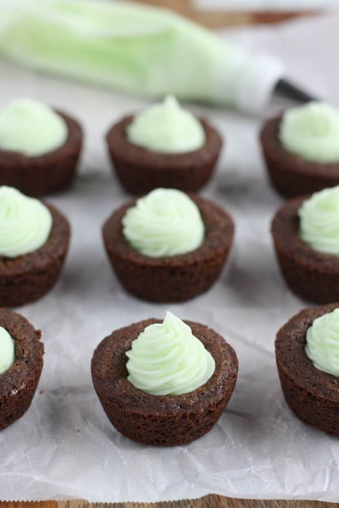 Mint Chocolate Cookie Cups | Top 50 St. Patrick's Day Green Food - have fun with St. Patrick's Day and surprise your family and friends with these fun, festive green recipes!