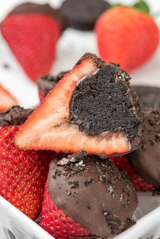 Oreo Truffle Dipped Strawberries | 25+ Oreo Recipes