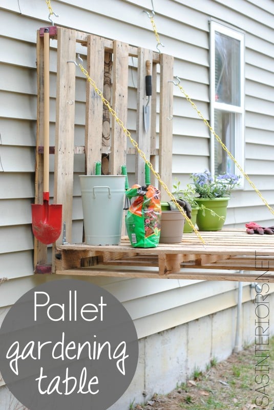 Pallet gardening table | 25+ garden pallet projects
