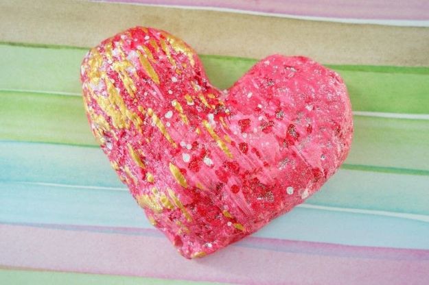 Creative Paper Mache Crafts - Paper Mache Heart - Easy DIY Ideas for Making Paper Mache Projects - Cool Newspaper and Paper Bag Craft Tips - Recipe for for How To Make Homemade Paper Mashe paste - Halloween Masks and Costume Tutorials - Sculpture, Animals and Ideas for Kids http://diyprojectsforteens.com/paper-mache-crafts