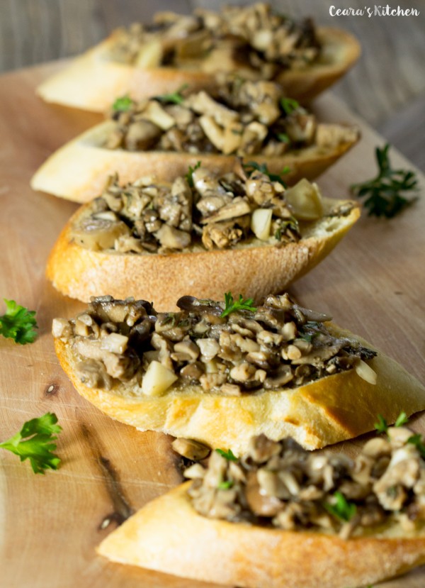 Roasted Garlic Mushroom Bruschetta | 25+ mushroom recipes