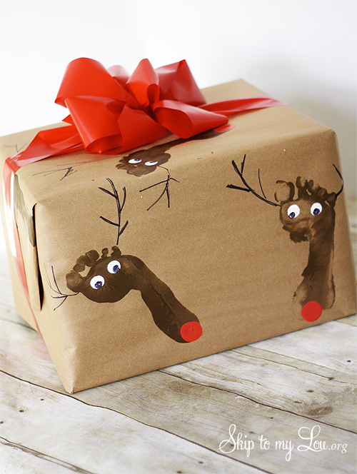 Foot print reindeer wrap | 30+ Christmas Wrapping Ideas